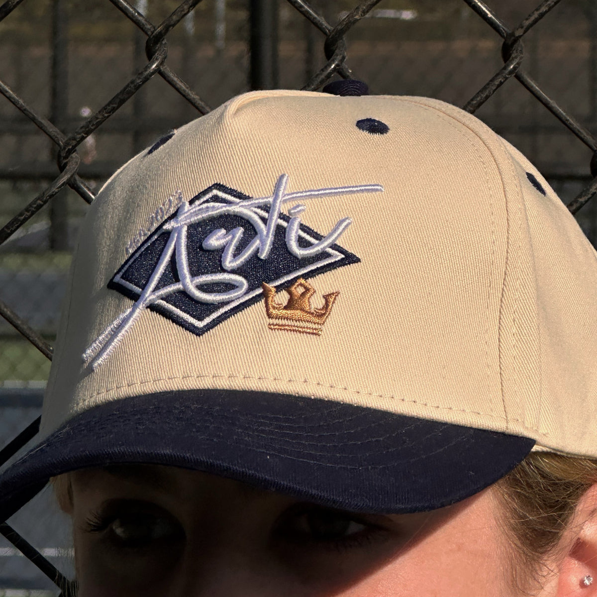 Player wearing the ARTI Throwback Classic cream and navy rope hat