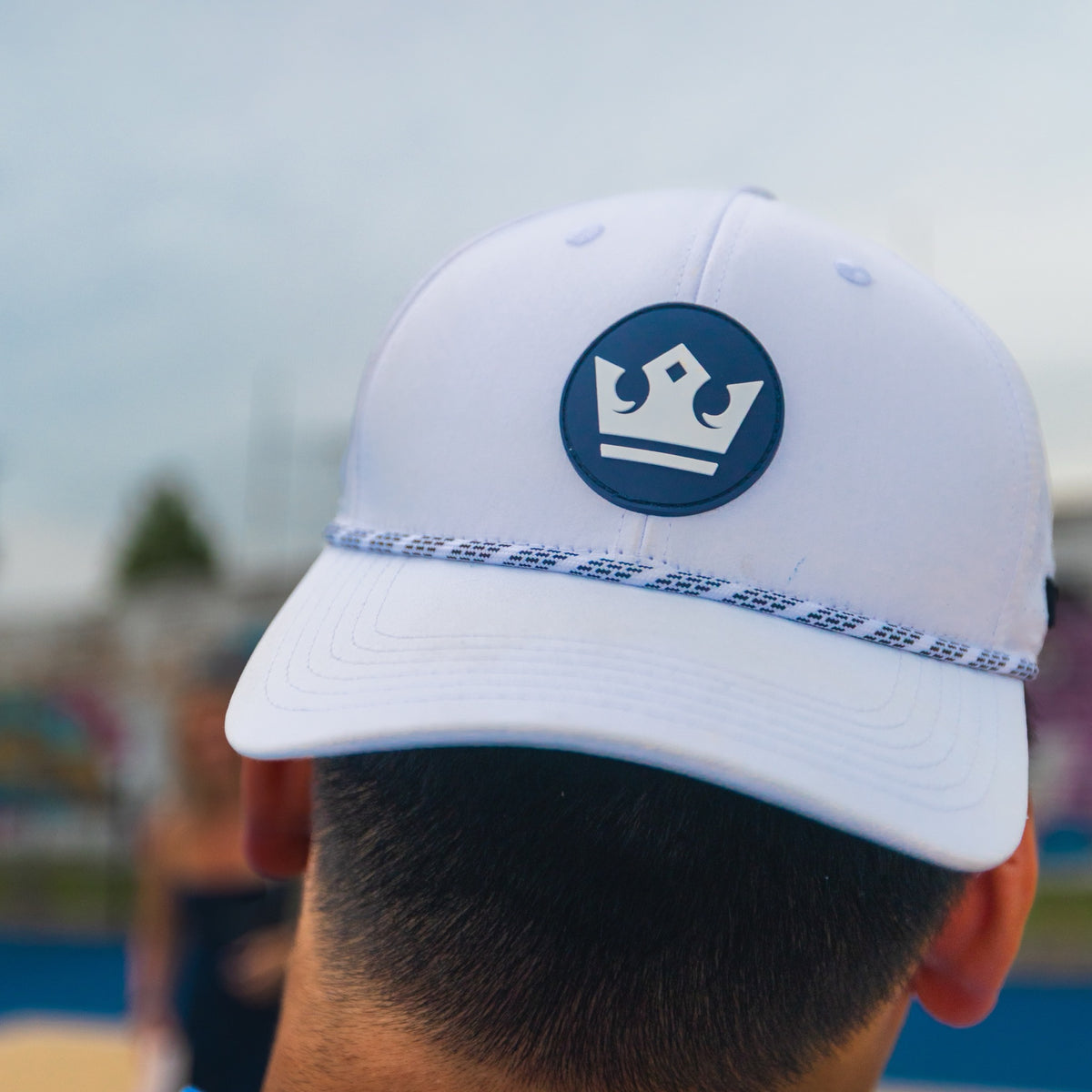 Player wearing the ARTI White Performance crown rope hat courtside